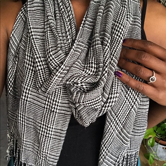 Black and white patterned scarf - Picture 1 of 5